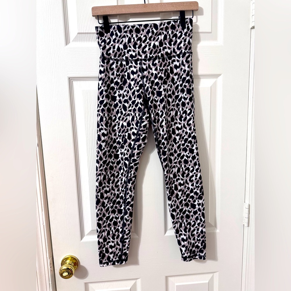 Jessica Simpson animal print Capri leggings size medium